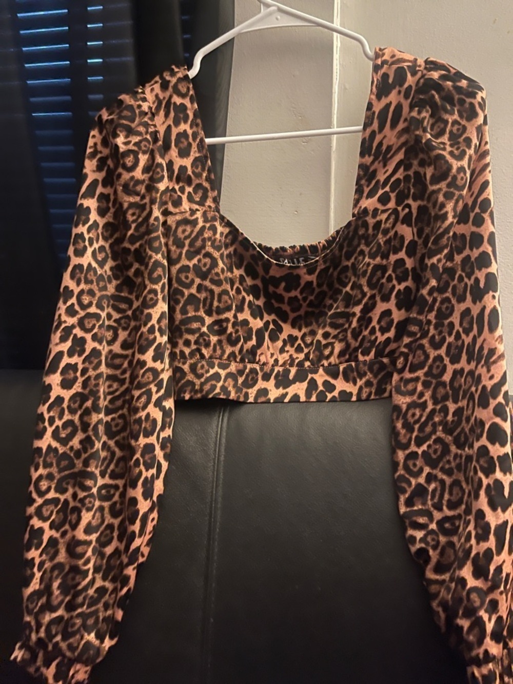 Capsulle Leopard Print L/S  Crop Top W/Side Zip Size Medium NWOT Puffy Sleeves